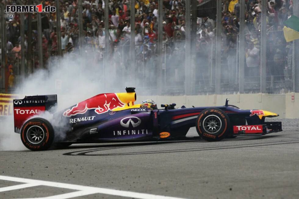 Foto zur News: Sieg #47 (Sebastian Vettel - Brasilien 2013): Als Vettel das Saisonfinale 2013 gewinnt, steht er längst als Weltmeister fest - zum vierten Mal in Folge. Mit seinem Erfolg in Sao Paulo feiert er seinen neunten Sieg in Serie und stellt einen neuen Rekord auf. Was keiner ahnt: Vettels 38. Sieg für Red Bull soll zugleich sein letzter sein ...