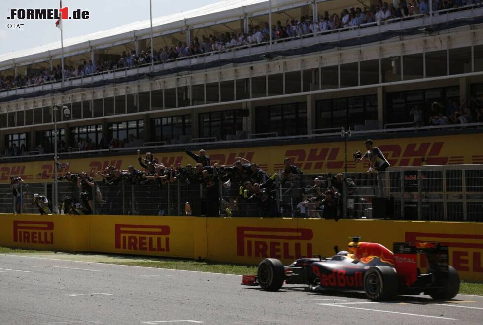 Foto zur News: Sieg #51 (Max Verstappen - Spanien 2016): Weil die überlegenen Mercedes-Piloten an der Spitze kollidieren, gewinnt ein gewisser Max Verstappen 2016 in Barcelona seinen ersten Grand Prix. Und das bei seinem ersten Einsatz für die Bullen! Erst später wissen wir, dass es der Beginn der größten Red-Bull-Ära seit Sebastian Vettel sein soll.