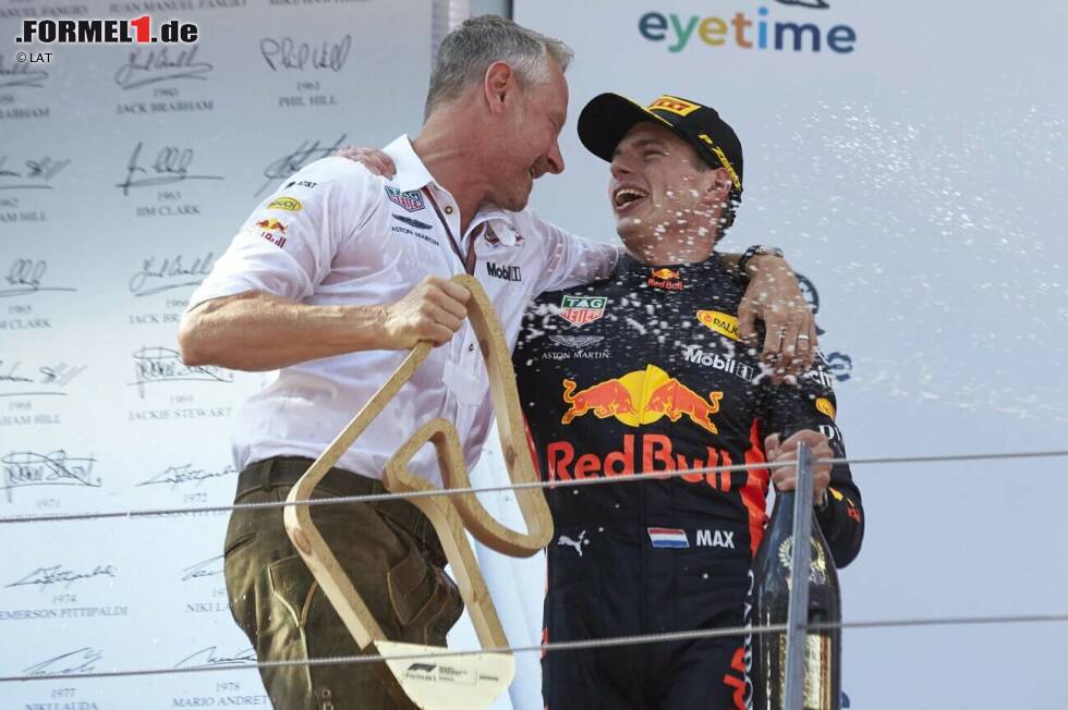 Foto zur News: Sieg #58 (Max Verstappen - Spielberg 2018): Der erste Heimsieg! Bereits 2014 kehrt der Große Preis von Österreich auf dem Red-Bull-Ring in den Kalender zurück, erst im fünften Anlauf können die Bullen ihr Heimspiel aber zum ersten Mal gewinnen. Ganz oben auf dem Treppchen steht Verstappen, der ein Jahr später noch einmal nachlegt ...