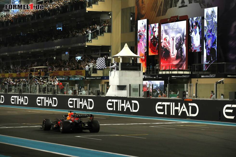 Foto zur News: Sieg #75 (Max Verstappen - Abu Dhabi 2021): Am Ziel der Träume: In einem dramatischen und kontroversen Saisonfinale 2021 gewinnt Verstappen das Rennen und damit den WM-Titel vor Lewis Hamilton. Es ist Red Bulls erster Titel mit Honda, der erste überhaupt seit acht Jahren und das Ende der Mercedes-Vorherrschaft in der Formel 1.