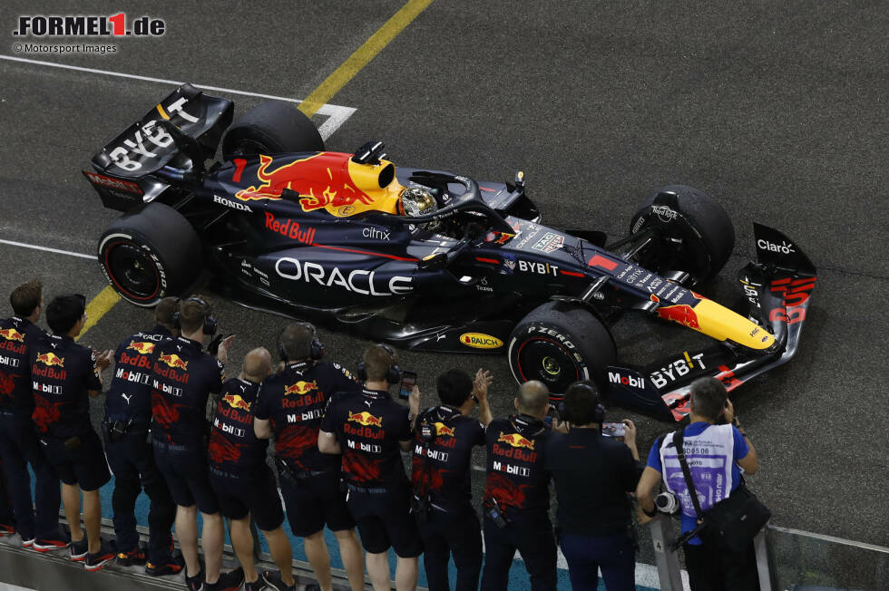 Foto zur News: Sieg #92 (Max Verstappen - Abu Dhabi 2022): Ein Jahr später steht der Niederländer beim Saisonfinale bereits als Weltmeister fest. Mit seinem Triumph in Abu Dhabi feiert er bereits seinen 15. Saisonsieg und stellt damit eine neue Bestmarke auf. Es dürfte nicht die letzte für ihn und Red Bull gewesen sein ...