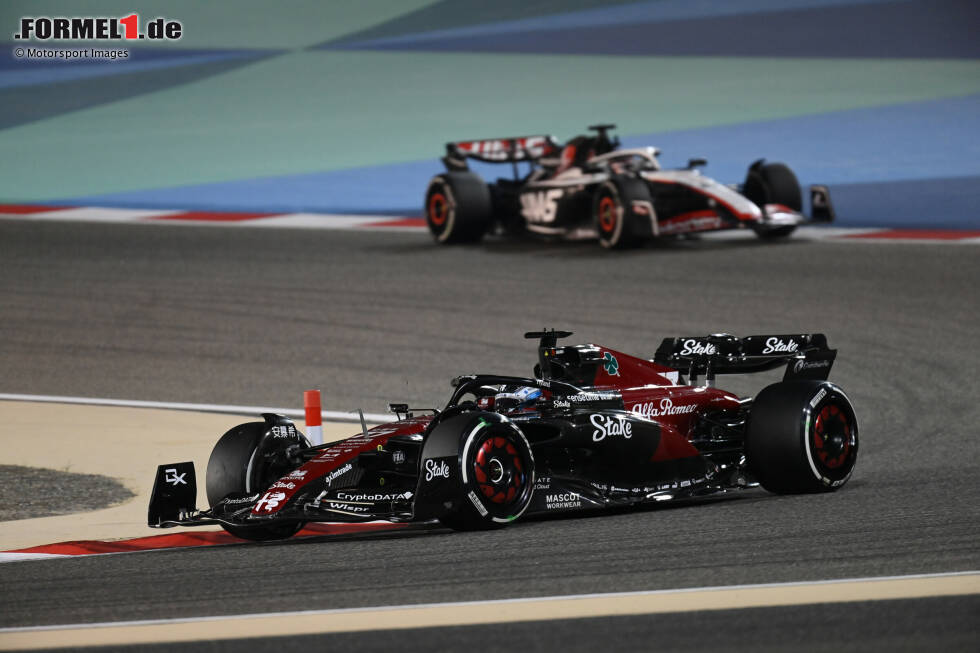 Foto zur News: Valtteri Bottas (2): P8 und damit &quot;Best of the Rest&quot;, denn Red Bull, Ferrari, Mercedes und auch Aston Martin waren für den Rest des Feld in Bahrain nicht in Reichweite. Das Qualifying hätte etwas stärker sein können, aber von P12 aus schob er sich schnell in die Top 10 und gab die Punkteplatzierung danach nicht mehr ab.