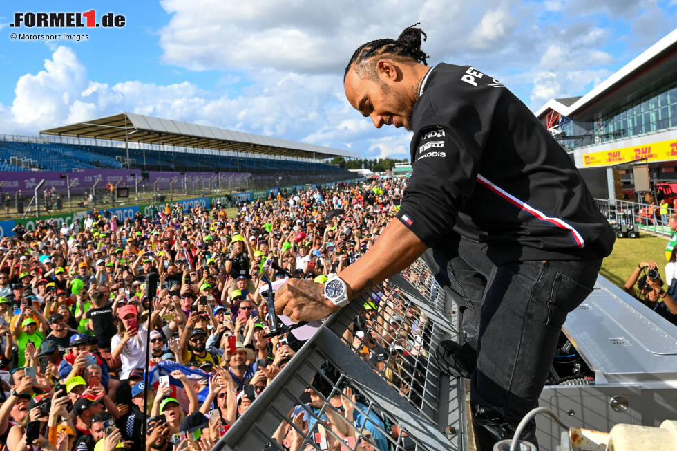 Foto zur News: Lewis Hamilton (2): Wo andere Fahrer Pech mit dem Safety-Car hatten, da hatte Hamilton Glück. So landete er am Ende auf dem Podium, was im Normalfall und nach einer schlechten ersten Runde wohl nicht passiert wäre. Gerade noch eine schwache 2 für den Rekordweltmeister.