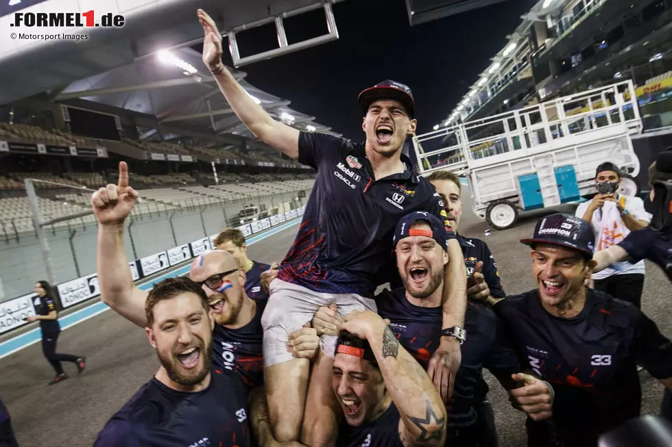 Foto zur News: Beim spektakulären WM-Duell gegen Max Verstappen hat Hamilton die Nase zur Sommerpause noch mit acht Pünktchen vorne. Am Ende wird der Niederländer beim kontroversen Finale in Abu Dhabi allerdings zum ersten Mal Weltmeister. Immerhin gewinnt Mercedes den achten Konstrukteurstitel in Serie.