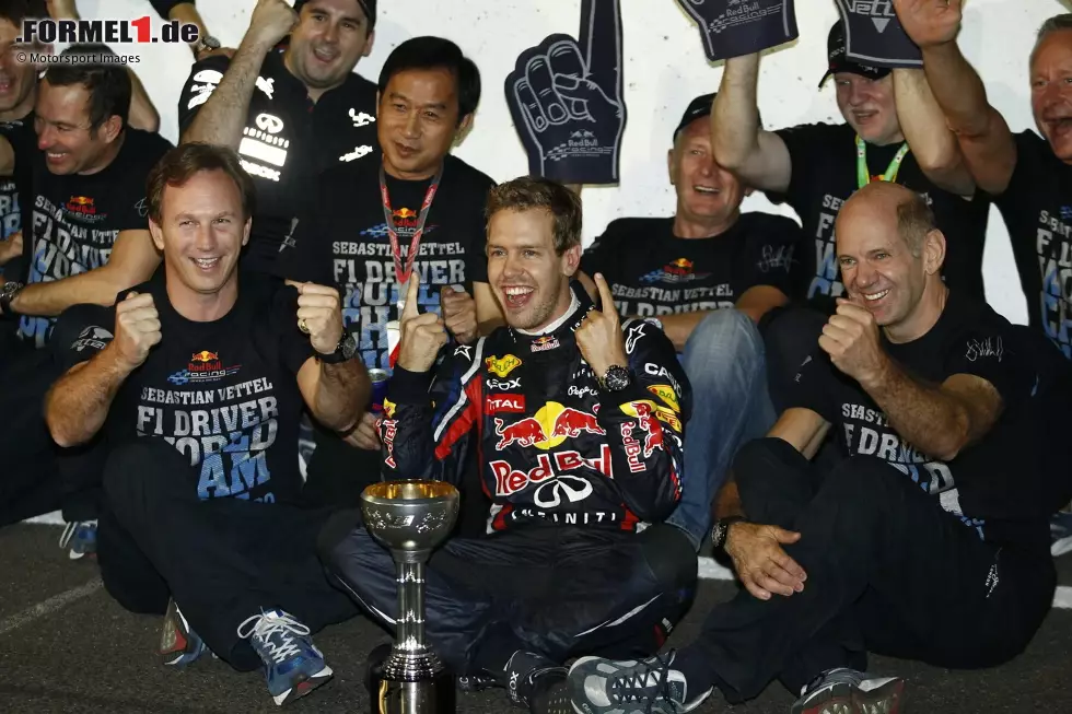 Foto zur News: Ein Jahr später macht es der Deutsche viel deutlicher: Er hat zur Sommerpause 85 Punkte Vorsprung auf seinen Teamkollegen Webber und den Rest der Welt. Red Bull liegt sogar 103 Punkte vor Verfolger McLaren. Wenig überraschend ändert sich das in der zweiten Saisonhälfte nicht mehr.