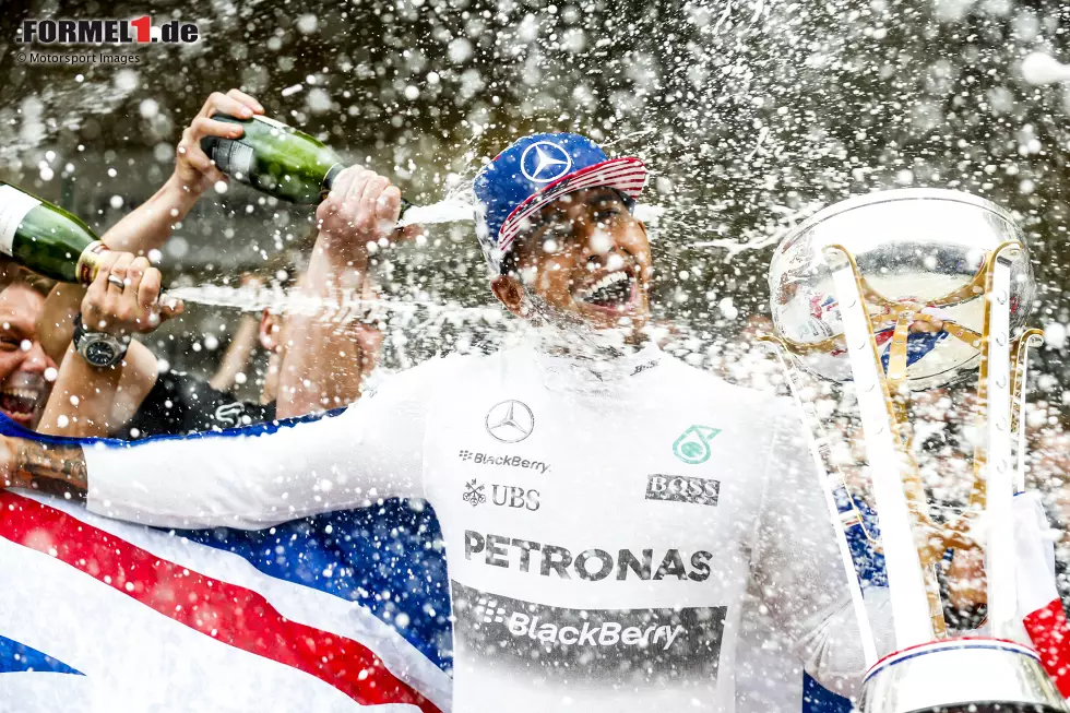 Foto zur News: Ein Jahr später gewinnt Hamilton den Titel deutlicher. Bereits zur Sommerpause liegt er 21 Zähler vor Rosberg. In der zweiten Saisonhälfte hängt er den Deutschen noch klarer ab. Und Mercedes gewinnt bei den Konstrukteuren erneut den Titel.