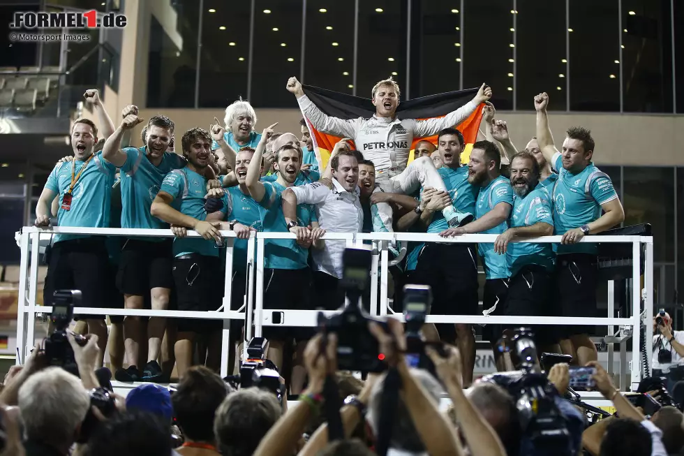 Foto zur News: Ein ähnliches Bild im folgenden Jahr. 19 Punkte liegt Hamilton zur Sommerpause vor Rosberg. Der Unterschied: Dieses Mal schafft sein Teamkollege noch die Wende und wird am Ende mit fünf Punkten Vorsprung Weltmeister - und tritt danach als amtierender Champion aus der Formel 1 zurück.