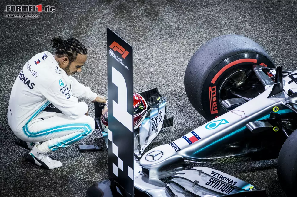 Foto zur News: Einen echten WM-Gegner hat Hamilton ein Jahr später nicht. 62 Punkte liegt er zur Sommerpause vor seinem Teamkollegen Valtteri Bottas. Das lässt er sich natürlich nicht mehr nehmen. Und Mercedes holt Titel Nummer sechs in Folge.