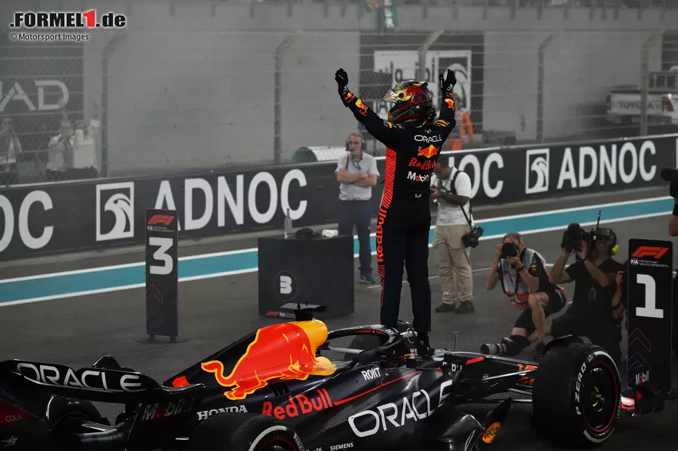 Foto zur News: Dieses Mal lässt der Niederländer von Anfang an nichts anbrennen: Verstappen führt die WM ab dem ersten Saisonrennen an und bricht auf dem Weg zu seinem dritten Titel zahlreiche Bestmarken. Bereits zur Sommerpause liegt er 125 Punkte vor seinem Teamkollegen Sergio Perez, am Jahresende sind es 290 Zähler. Neuer Rekord!