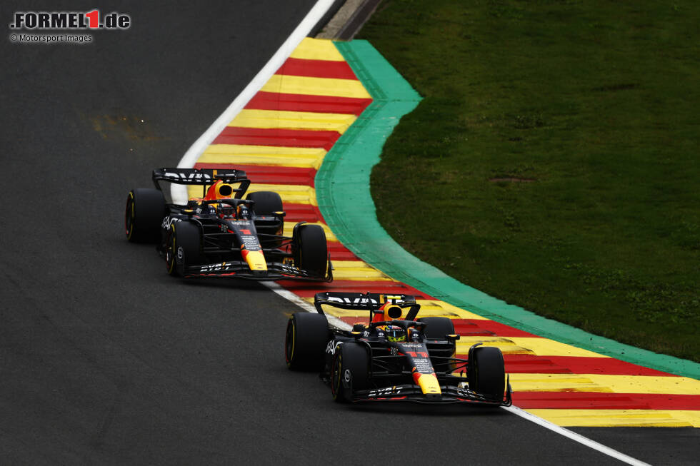 Foto zur News: Sergio Perez (2): Ja, der Rückstand auf Verstappen war wieder einmal groß. Aber der Niederländer ist in der aktuellen Form wohl auch ein unfairer Gegner als Maßstab. Daher holte er mit P2 im Rennen quasi das Maximum heraus, der Unfall im Sprint war nicht seine Schuld. Endlich mal wieder ein gutes Wochenende ohne große Fehler.