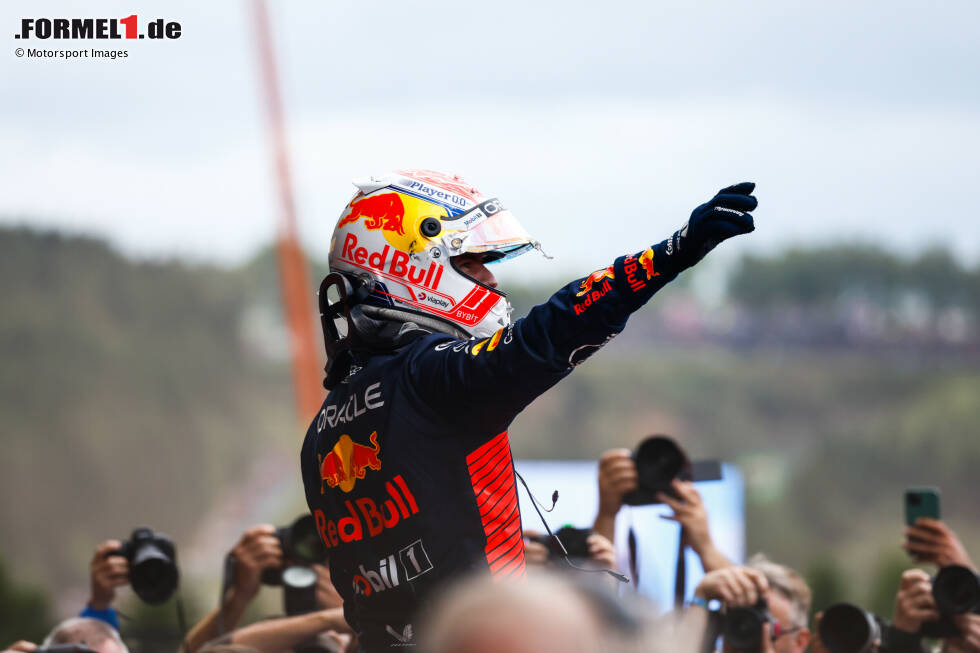 Foto zur News: Max Verstappen (1): Sucht man das Haar in der Suppe, dann fallen einem P10 in Q2 am Freitag und sein Wackler in Eau Rouge im Rennen ein. Das verhindert die Bestnote bei 0,8 Sekunden Vorsprung im Qualifying und 22 Sekunden Vorsprung im Rennen auf den Rest der Welt aber natürlich nicht!