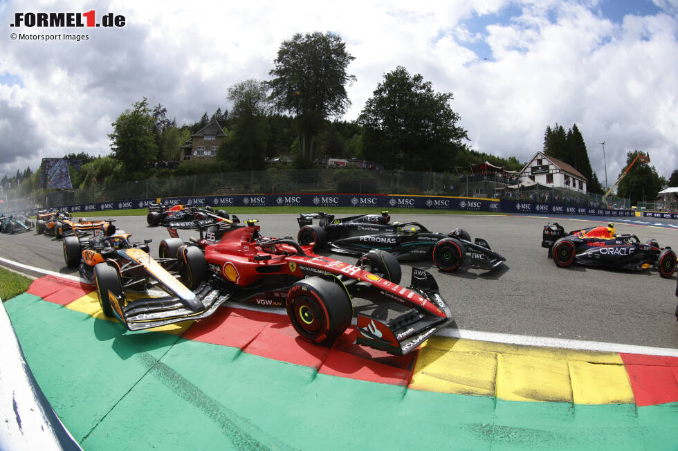 Foto zur News: Carlos Sainz (3): Zumindest ein ordentlicher Samstag, sein Rennen war dann aber nach wenigen Metern faktisch gelaufen. Der Crash war nicht seine Schuld, auch wenn einige in der Redaktion sagen, er hätte ihn zumindest verhindern können. So oder so am Ende zu wenig für eine bessere Note.