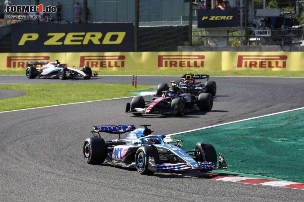 Foto zur News: Esteban Ocon (3): Nur P14 im Qualifying, im Rennen dann nach einem Zwischenfall am Start noch auf P9 gefahren, wobei Alpine gleich zweimal die Positionen der beiden Fahrer tauschte. Brachte am Ende aber nichts. Reicht unterm Strich für eine 3, in Singapur wirkte er zuletzt allerdings stärker.