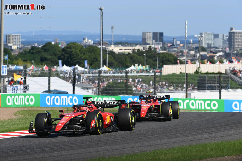 Foto zur News: Carlos Sainz (3): Landete zum ersten Mal seit der Sommerpause wieder hinter seinem Teamkollegen. Nach dem Qualifying gestand er auch selbst, dass Leclerc einfach etwas schneller sei. Im Rennen hatte er dann auch noch etwas Pech mit der Strategie. Auf keinen Fall ein schlechtes Rennen, aber wirklich spektakulär ist P6 auch nicht.