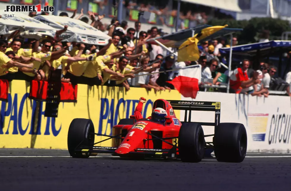 Foto zur News: Alain Prost &amp; Ferrari: Nach der Saison 1989 verlässt der Franzose McLaren als amtierender Weltmeister in Richtung Ferrari. Es ist einerseits eine &quot;Flucht&quot; vor seinem Teamkollegen Ayrton Senna, doch die Tifosi sehen in dem dreimaligen Weltmeister die große Chance auf den ersten Fahrertitel seit mehr als zehn Jahren.