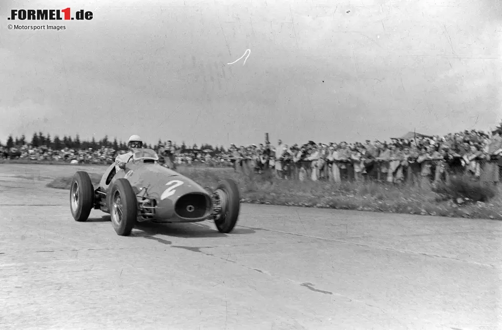 Foto zur News: Tatsächlich gewinnt Ferrari auch 1952 und 1953 den Titel - allerdings nicht mit Farina. Mit Alberto Ascari wird ausgerechnet ein anderer Italiener Ferraris erster Formel-1-Weltmeister. Anschließend verlässt dieser die Scuderia, doch auch danach kann sich Farina den Traum vom Titel in Rot nach einigen Unfällen nicht mehr erfüllen.