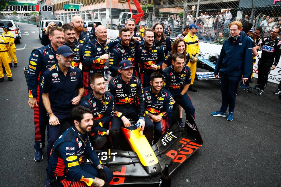 Foto zur News: Verstappen brach seinen eigenen Rekord für die meisten gewonnenen Rennen in einer Saison mit 19 Siegen. 2022 hatte er bereits mit 15 Siegen eine neue Bestmarke aufgestellt.