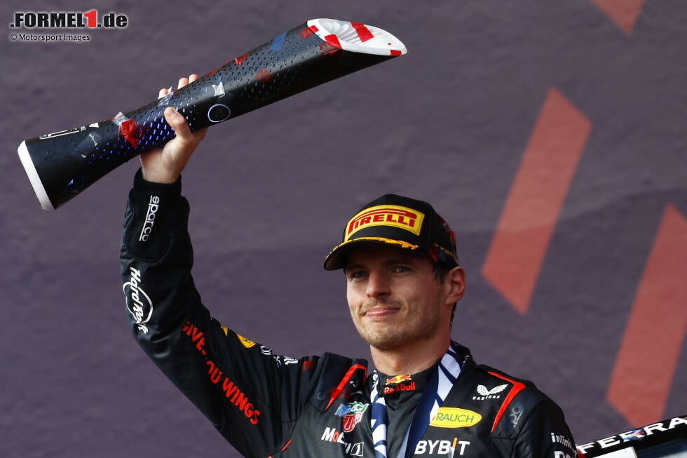 Foto zur News: Der-Red-Bull-Pilot ist nun die Nummer 2 mit den meisten Podiumsplatzierungen in Folge ab dem ersten Rennen einer Saison. Zwischen Bahrain und Italien stand er 14-mal auf dem Podium, womit er nur noch von Michael Schumacher übertroffen wird, der in der Saison 2002 bei allen 17 Rennen auf dem Podium stand.