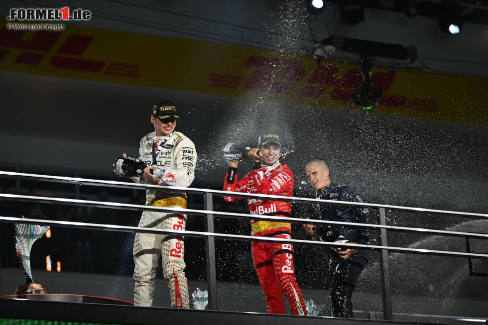 Foto zur News: Sein Vorsprung auf Vizeweltmeister Sergio Perez lag am Ende des Jahres bei 290 Punkten. So einen großen Vorsprung hatte ein Formel-1-Weltmeister zuvor noch nie. Den bisherigen Rekord hatte Sebastian Vettel mit 155 Punkten Vorsprung gehalten (Saison 2013).