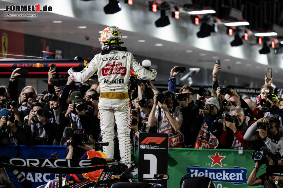 Foto zur News: Der Red-Bull-Pilot konnte als erst fünfter Fahrer drei oder mehr WM-Titel in Folge gewinnen. Das schafften zuvor nur Michael Schumacher (Rekordhalter mit fünf Titeln in Folge), Juan Manuel Fangio, Sebastian Vettel und Lewis Hamilton.