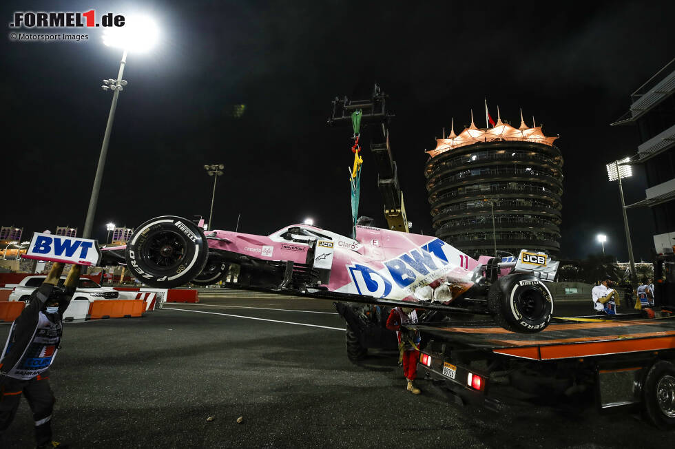 Foto zur News: 2020: Es waren noch vier Runden zu fahren, als das Safety-Car auf die Strecke kam. Der Mexikaner rollte auf der Geraden aus, doch das Auto konnte nicht mehr rechtzeitig geborgen werden, sodass Hamilton zum dritten Mal ein Rennen unter Gelb gewann.