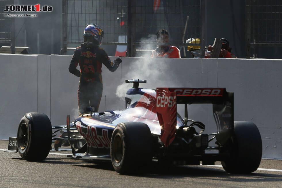 Foto zur News: 2015: Rookie Max Verstappen musste seinen Wagen drei Runden vor Schluss mit einem Getriebeschaden auf der Start-Ziel-Linie abstellen. Nach der Bergung des Autos reichte die Zeit nicht mehr aus, um das Rennen neu zu starten.