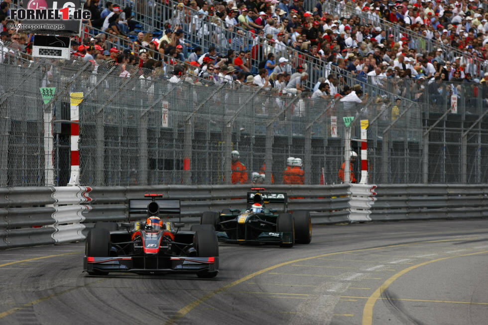 Foto zur News: 2010: Trulli versuchte in La Rascasse Chandhok zu überholen, doch die beiden berührten sich und Trullis Lotus blieb auf dem Auto seines Kontrahenten liegen. Der Unfall ereignete sich unmittelbar vor dem führenden Mark Webber, der das Rennen unter Safety-Car-Bedingungen gewann.