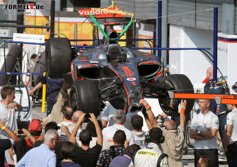 Foto zur News: 2009: Im selben Jahr kam es zum dritten Zieleinlauf hinter dem Safety-Car. Ein halbes Jahr nach Australien kämpften Lewis Hamilton und Button um den zweiten Platz, als der damalige Titelverteidiger in der vorletzten Runde zwischen den Lesmo-Kurven von der Strecke abkam.