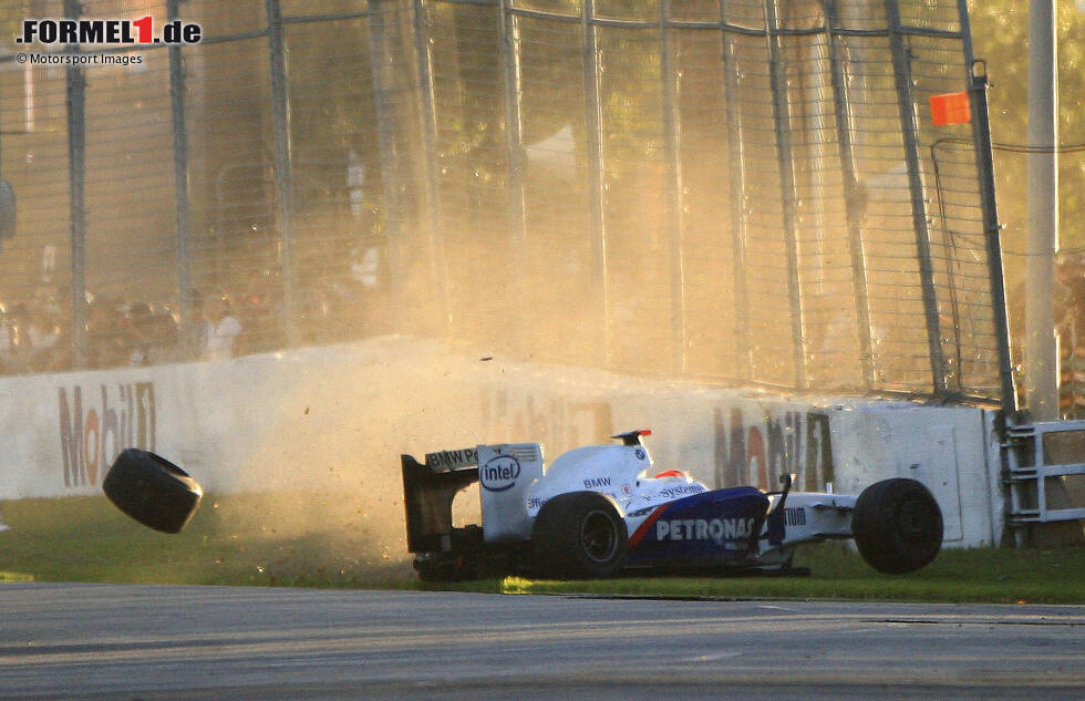 Foto zur News: 2009: Zehn Jahre dauerte es, bis wieder ein Rennen unter Gelb zu Ende ging. 2009 kam es in Melbourne drei Runden vor Schluss zu einem Unfall zwischen Sebastian Vettel und Robert Kubica. Die beiden kämpften um den zweiten Platz, als sie in Kurve 3 kollidierten.