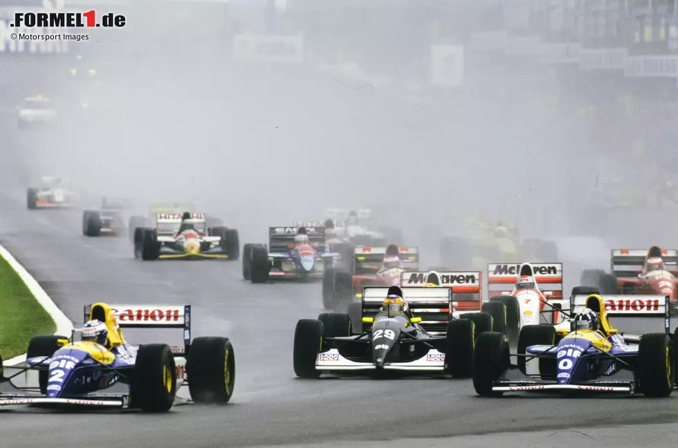 Foto zur News: Erste Reihe fußfrei in einer historischen Runde der Formel-1-Geschichte: Wendlinger startet im Sauber als Fünfter in den Grand Prix in Donington 1993, überholt am Start Ayrton Senna und Michael Schumacher. Es ist jene Runde, die als Sennas wahrscheinlich beste aller Zeiten Schlagzeilen machen sollte.