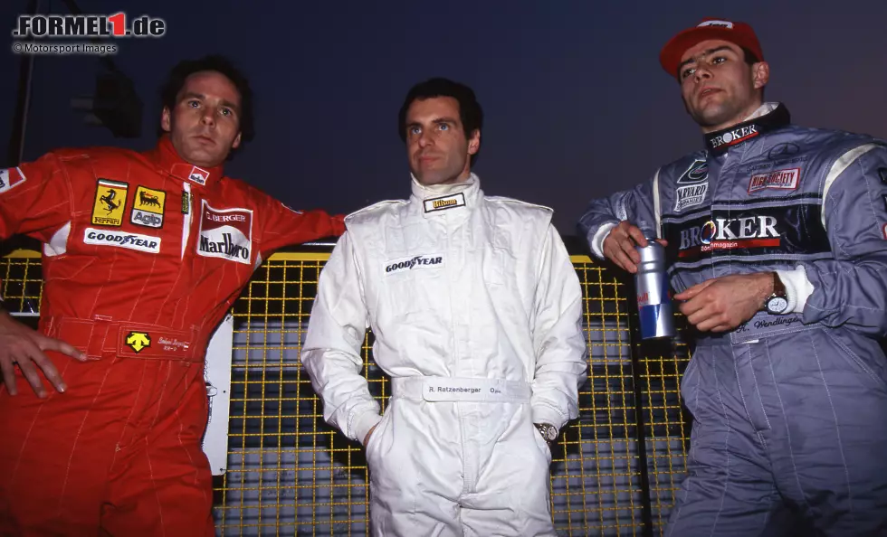 Foto zur News: Imola 1994 hat aus österreichischer Sicht eine besondere Bedeutung: Es ist der letzte Grand Prix, bei dem drei Austro-Piloten am Start sind. Von links nach rechts: Gerhard Berger (Ferrari), Roland Ratzenberger (Simtek) und Karl Wendlinger (Sauber).