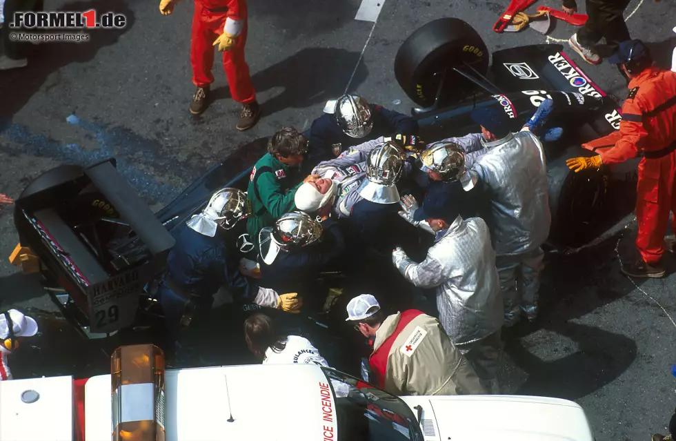 Foto zur News: Zwei Wochen später ist Ratzenberger tot und Wendlinger kämpft um sein Leben: Nach diesem Crash in der Hafenschikane in Monaco liegt der Tiroler fast drei Wochen lang im Koma.