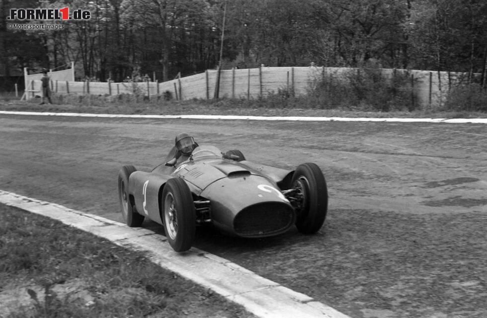 Foto zur News: #3: Juan Manuel Fangio (44 Jahre, 212 Tage) - Der langjährige Rekordweltmeister fährt nur ein Jahr lang für Ferrari - das allerdings äußerst erfolgreich. 1956 holt er für die Scuderia seinen vierten von später insgesamt fünf WM-Titeln. Dieser Rekord wird erst 2003 von Michael Schumacher gebrochen, fast ein halbes Jahrhundert später!