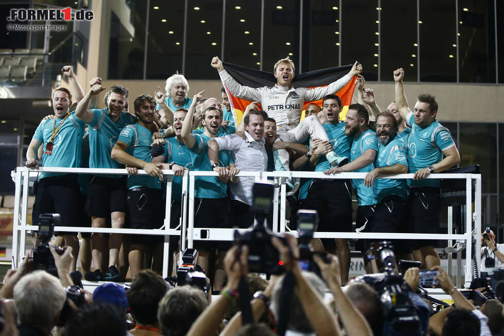 Foto zur News: Erst der legendäre Crash mit Teamkollege Lewis Hamilton in Barcelona beendet die Serie. Das Rennen gewinnt Max Verstappen, für den es der erste Formel-1-Sieg überhaupt ist. Am Ende des Jahres steht Rosberg bei neun Siegen. Und obwohl Hamilton sogar ein Rennen mehr gewinnt, geht der Titel am Ende an den Deutschen - der danach zurücktritt.