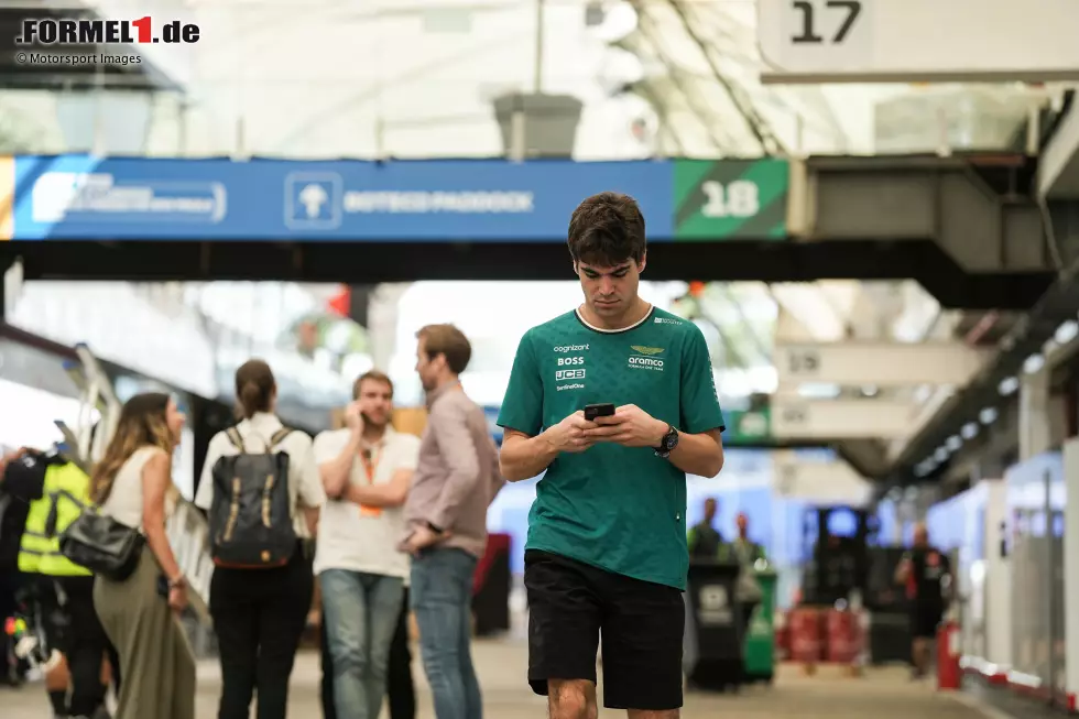 Foto zur News: Lance Stroll (Redaktion: 6) - Zwei Redakteure hätten noch eine 5 gegeben, doch die Mehrheit ist nach zwei Unfällen am Sonntag ebenfalls gnadenlos. Dabei geht es auch bei uns gar nicht so sehr um den zweiten Crash in der Einführungsrunde selbst - sondern darum, wie amateurhaft er sich danach im Kies eingegraben hat. Slapstick.