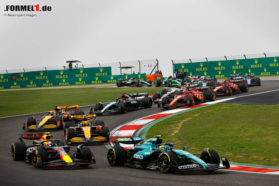 Foto zur News: Fernando Alonso (Marc Surer: 3) - &quot;Wenn zwei Spanier im Sprint gegeneinander fighten, muss das ja schiefgehen! Und am Sonntag hat das Team mit der Reifenstrategie ein besseres Resultat verhindert.&quot;