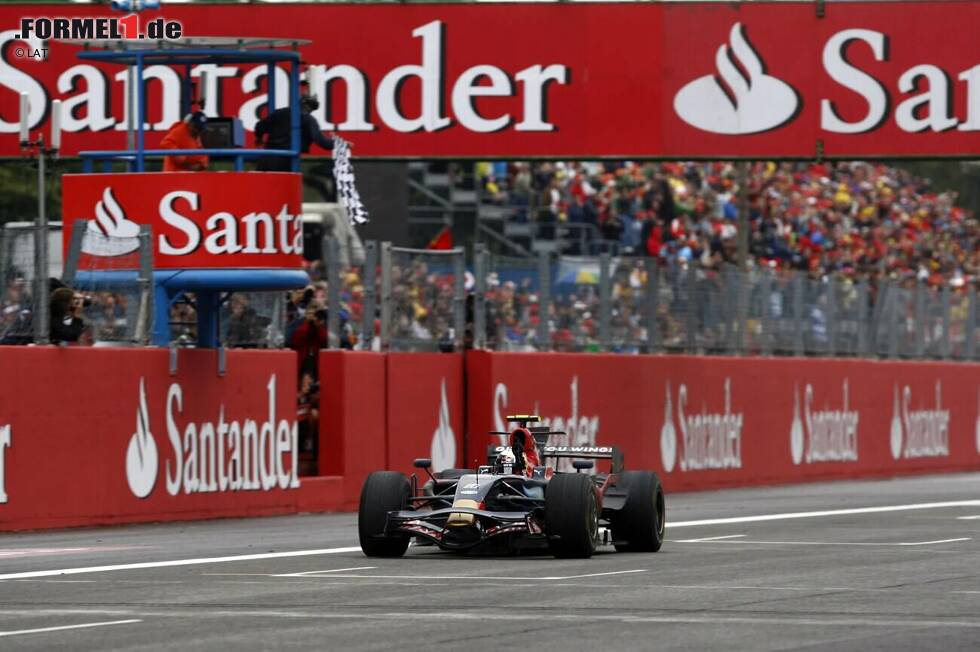 Foto zur News: Sebastian Vettel (Toro Rosso): Der Deutsche schreibt 2008 in Monza Geschichte, als er dem ehemaligen Hinterbänklerteam Minardi, das Ende 2005 von Red Bull übernommen wurde, völlig überraschend den ersten Formel-1-Sieg beschert. Man ahnt schon, dass es nicht der letzte für Vettel sein wird ...