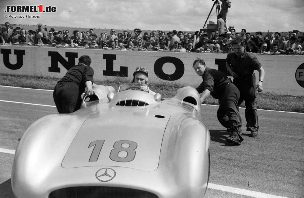 Foto zur News: Juan Manuel Fangio (Mercedes): Zu Beginn der Saison 1954 bleibt der Argentinier zunächst bei Maserati, wechselt Mitte des Jahres allerdings zu Mercedes, wo er in Frankreich gleich beim WM-Debüt der Silberpfeile auch den ersten Sieg holt. Fangio ist damit der erste Fahrer, der gleich zwei Formel-1-Teams ihren Debütsieg schenkt.