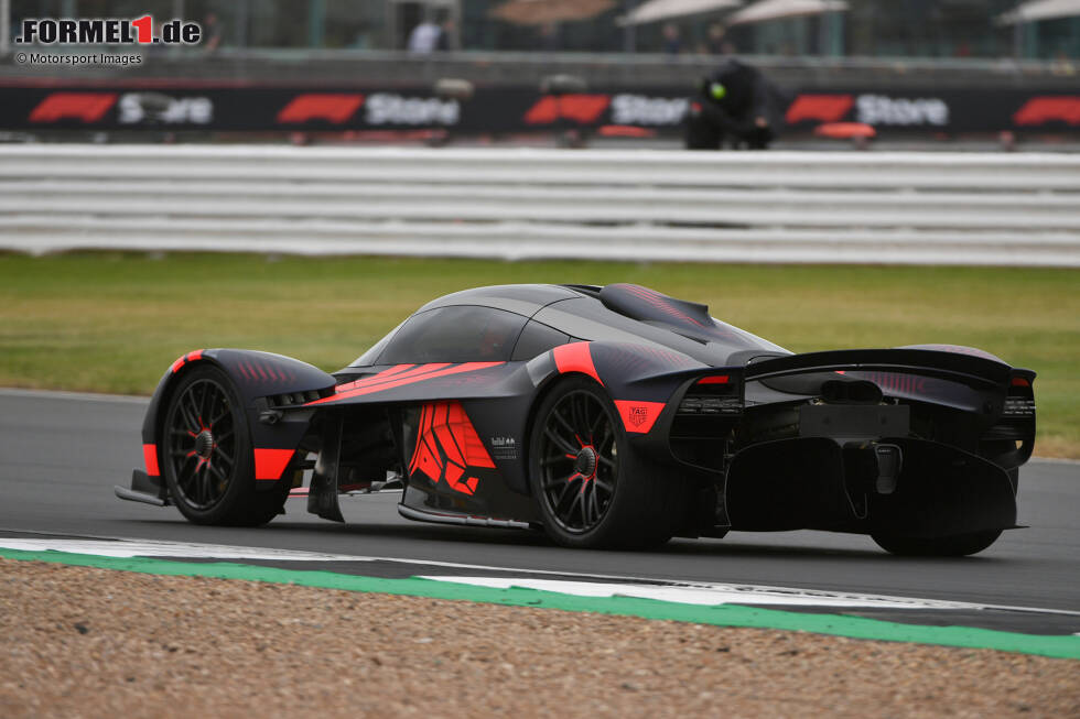 Foto zur News: Newey tritt allmählich kürzer in der Formel 1 und nimmt sich Zeit für andere Projekte. Eines davon ist der extreme Supersportwagen Aston Martin Valkyrie, der 2019 seine Demorunden dreht in Silverstone. Auch im Segelsport mischt Newey jetzt mit.