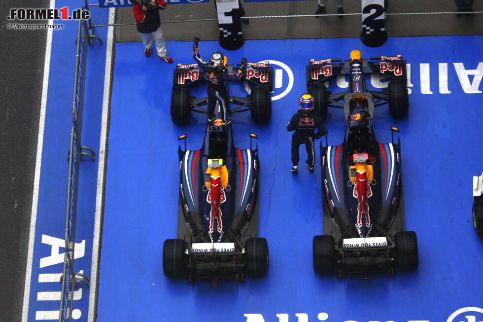 Foto zur News: Beim China-Grand-Prix 2009 in Schanghai erzielt Sebastian Vettel im RB5 den ersten Red-Bull-Sieg in der Formel 1. Webber sorgt im Schwesterauto dafür, dass es gleich ein Doppelsieg wird.