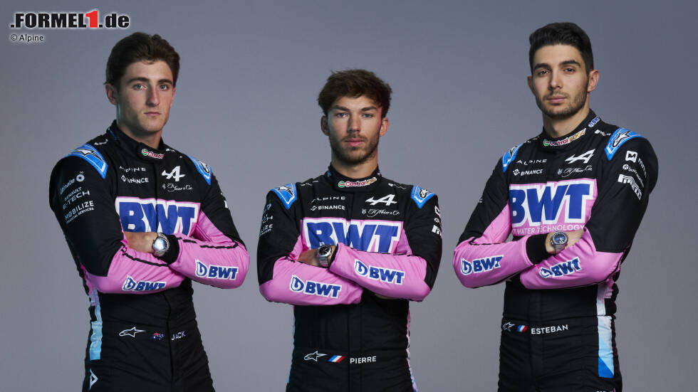 Foto zur News: Passend dazu fallen die Rennanzüge von Gasly und Ocon sowie von Test- und Ersatzfahrer Jack Doohan (links) aus: mehrheitlich schwarz, mit Akzenten in Rosa und Blau.