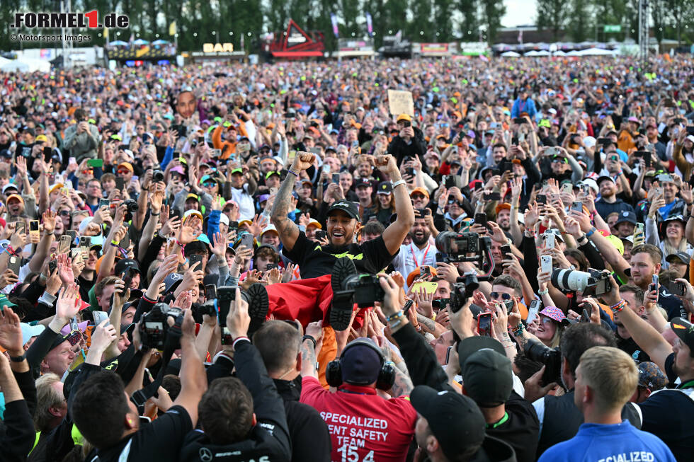 Foto zur News: 12. Großbritannien: Lewis Hamilton gewinnt umjubelt sein Heimspiel in SIlverstone und ist bereits der sechste Saisonsieger. Dank des Nullers von Leclerc baut Norris seine WM-Führung auf mittlerweile 35 Punkte aus. Stand: 1. Norris (210), 2. Leclerc (175), 3. Sainz (166), 4. Perez (154), 5. Piastri (146).