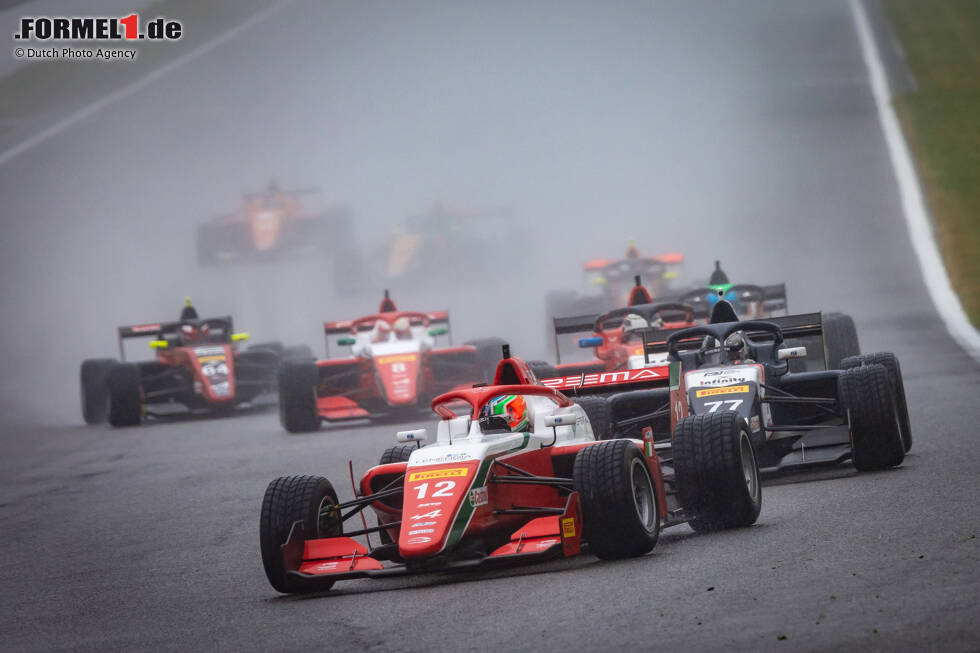 Foto zur News: ... belegt er in seinem ersten Rennen den zweiten Platz und triumphiert im achten Anlauf erstmals - in Spa-Francorchamps. Die Saison endet auch in dieser Meisterschaft damit, dass ...