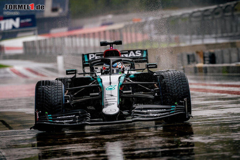 Foto zur News: Das Wetter meint es nicht gut mit dem Mercedes-Junior: Die ersten Meter im 2021er-Auto muss er im Regen fahren.