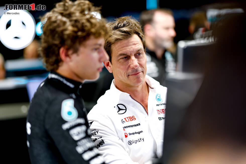 Foto zur News: Immer häufiger steht Antonelli in der Saison 2024 in der Mercedes-Box direkt neben Teamchef Toto Wolff. Und das hat auch gute Gründe, denn ...