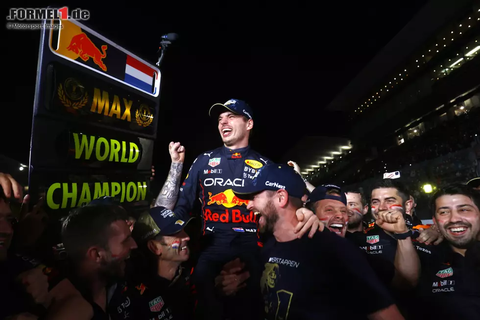 Foto zur News: ... wiederholt sich nicht in der WM: Red-Bull-Fahrer Max Verstappen sichert sich vorzeitig den Titel. Leclerc wird WM-Zweiter.