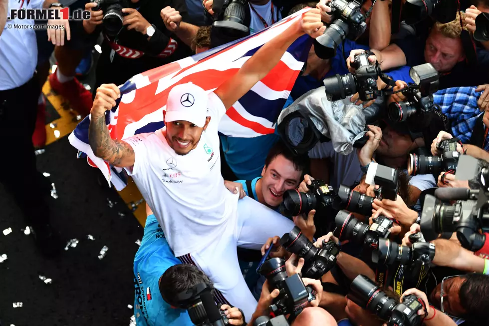 Foto zur News: ... erneut ist der Auftaktsieg kein gutes Omen für Vettel, denn Lewis Hamilton im Mercedes holt den Titel, zum bereits fünften Mal. Platz zwei geht erneut an Vettel.