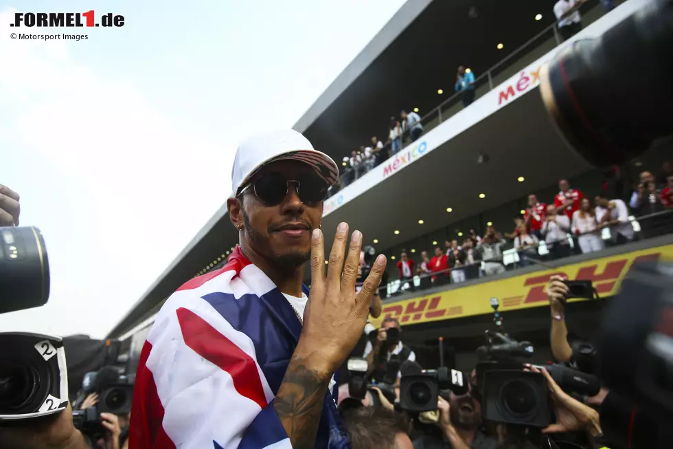 Foto zur News: ... beim Mexiko-Grand-Prix jubelt Mercedes-Fahrer Lewis Hamilton über seine vierte WM. Vettel beschließt die Saison auf Platz zwei.