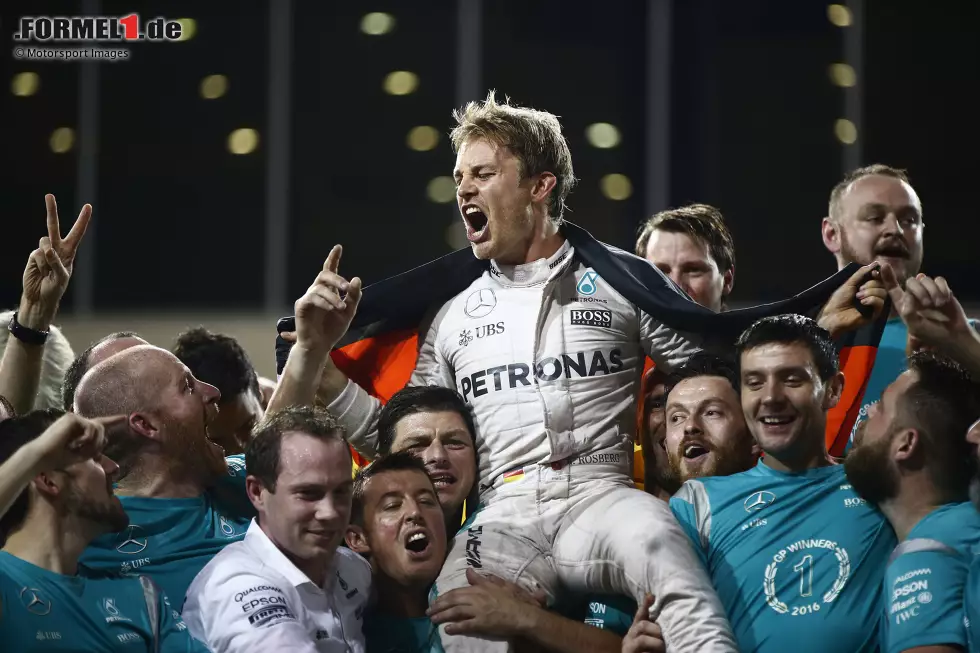 Foto zur News: ... nach dem Saisonfinale in Abu Dhabi steht er zum ersten und einzigen Mal als Formel-1-Weltmeister fest. Direkt nach dem WM-Titelgewinn tritt er zurück.