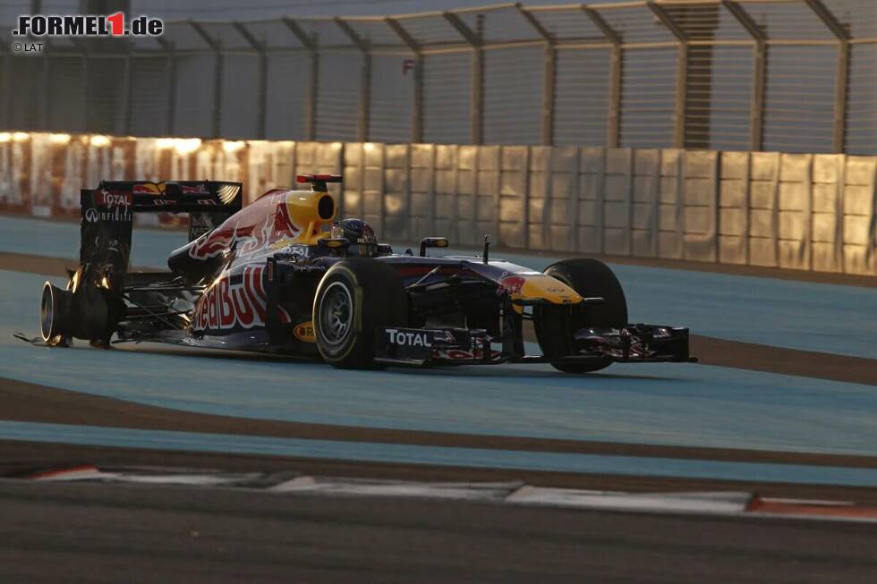 Foto zur News: 14. Sebastian Vettel (Red Bull) beim Großen Preis von Abu Dhabi 2011 - Grund: Reifenschaden